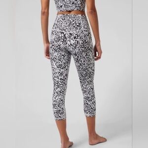 Black white Athleta Elation Capri Leggings in Ocelot Spotted Pattern size large
